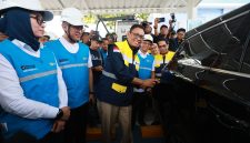 Wakil Menteri Energi dan Sumber Daya Mineral (ESDM), Yuliot (ketiga dari kiri), didampingi oleh Direktur Retail dan Niaga PLN, Adi Priyanto (kedua dari kanan), Direktur Distribusi PLN, Arsyadany G. Akmalaputri (kiri), dan General Manager PLN Unit Induk Distribusi Jawa Tengah, Bramantyo Anggun Pambudi (kedua dari kiri) saat melakukan simulasi pengisian daya kendaraan listrik di Rest Area KM 379A, Batang, Jawa Tengah, pada Rabu (18/3). Dengan penambahan jumlah SPKLU yang semakin masif dan teknologi pengisian daya yang semakin cepat, masyarakat dapat melakukan perjalanan jauh menggunakan kendaraan listrik dengan lebih nyaman dan efisien.