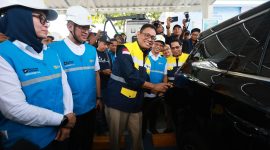 Wakil Menteri Energi dan Sumber Daya Mineral (ESDM), Yuliot (ketiga dari kiri), didampingi oleh Direktur Retail dan Niaga PLN, Adi Priyanto (kedua dari kanan), Direktur Distribusi PLN, Arsyadany G. Akmalaputri (kiri), dan General Manager PLN Unit Induk Distribusi Jawa Tengah, Bramantyo Anggun Pambudi (kedua dari kiri) saat melakukan simulasi pengisian daya kendaraan listrik di Rest Area KM 379A, Batang, Jawa Tengah, pada Rabu (18/3). Dengan penambahan jumlah SPKLU yang semakin masif dan teknologi pengisian daya yang semakin cepat, masyarakat dapat melakukan perjalanan jauh menggunakan kendaraan listrik dengan lebih nyaman dan efisien.