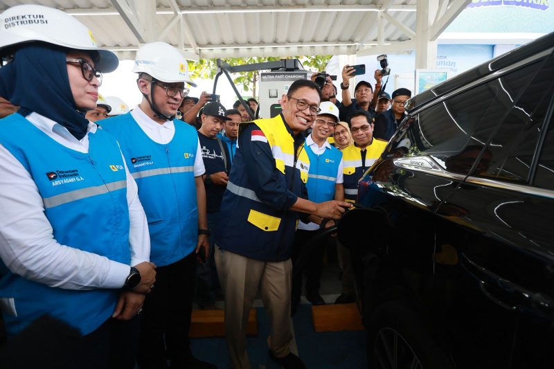 Wakil Menteri Energi dan Sumber Daya Mineral (ESDM), Yuliot (ketiga dari kiri), didampingi oleh Direktur Retail dan Niaga PLN, Adi Priyanto (kedua dari kanan), Direktur Distribusi PLN, Arsyadany G. Akmalaputri (kiri), dan General Manager PLN Unit Induk Distribusi Jawa Tengah, Bramantyo Anggun Pambudi (kedua dari kiri) saat melakukan simulasi pengisian daya kendaraan listrik di Rest Area KM 379A, Batang, Jawa Tengah, pada Rabu (18/3). Dengan penambahan jumlah SPKLU yang semakin masif dan teknologi pengisian daya yang semakin cepat, masyarakat dapat melakukan perjalanan jauh menggunakan kendaraan listrik dengan lebih nyaman dan efisien.