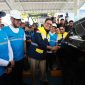 Wakil Menteri Energi dan Sumber Daya Mineral (ESDM), Yuliot (ketiga dari kiri), didampingi oleh Direktur Retail dan Niaga PLN, Adi Priyanto (kedua dari kanan), Direktur Distribusi PLN, Arsyadany G. Akmalaputri (kiri), dan General Manager PLN Unit Induk Distribusi Jawa Tengah, Bramantyo Anggun Pambudi (kedua dari kiri) saat melakukan simulasi pengisian daya kendaraan listrik di Rest Area KM 379A, Batang, Jawa Tengah, pada Rabu (18/3). Dengan penambahan jumlah SPKLU yang semakin masif dan teknologi pengisian daya yang semakin cepat, masyarakat dapat melakukan perjalanan jauh menggunakan kendaraan listrik dengan lebih nyaman dan efisien.