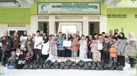 Penyerahan bantuan paket sembako oleh PLN Nusantara Power  UP Belawan kepada  Panti Asuha Al Jam'iyatul Wasliyah, Pulo Brayan Kota Medan.