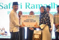 Direktur Manajemen Pembangkitan PT PLN (Persero) Rizal Calvary Marimbo secara simbolis memberikan bantuan santunan kepada anak yatim dalam kegaitan Safari Ramadan PLN Group di Kabupaten Banggai, Sulawesi Tengah.