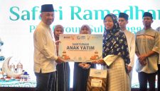 Direktur Manajemen Pembangkitan PT PLN (Persero) Rizal Calvary Marimbo secara simbolis memberikan bantuan santunan kepada anak yatim dalam kegaitan Safari Ramadan PLN Group di Kabupaten Banggai, Sulawesi Tengah.