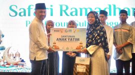 Direktur Manajemen Pembangkitan PT PLN (Persero) Rizal Calvary Marimbo secara simbolis memberikan bantuan santunan kepada anak yatim dalam kegaitan Safari Ramadan PLN Group di Kabupaten Banggai, Sulawesi Tengah.
