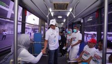 Direktur Utama PLN, Darmawan Prasodjo saat menyapa para peserta Mudik Gratis BUMN 2026 di kawasan Gelora Bung Karno, pada Selasa (17/3).