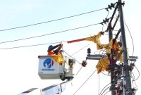 Petugas Pekerjaan Dalam Keadaan Bertegangan (PDKB) PLN Unit Pelaksana Pelayanan Pelanggan (UP3) Medan sedang melakukan pemeliharaan tanpa padam di kawasan Setia Budi, Medan, Sumatera Utara. Hal ini dilakukan sebagai upaya menjaga keandalan pasokan listrik selama periode Ramadan dan Idulfitri 2026.