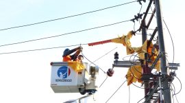 Petugas Pekerjaan Dalam Keadaan Bertegangan (PDKB) PLN Unit Pelaksana Pelayanan Pelanggan (UP3) Medan sedang melakukan pemeliharaan tanpa padam di kawasan Setia Budi, Medan, Sumatera Utara. Hal ini dilakukan sebagai upaya menjaga keandalan pasokan listrik selama periode Ramadan dan Idulfitri 2026.