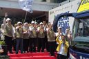 Menteri Energi dan Sumber Daya Mineral (ESDM), Bahlil Lahadalia (mengangkat bendera start) bersama jajaran Kementerian ESDM dan Badan Usaha Milik Negara (BUMN) sektor energi melepas keberangkatan seluruh peserta Mudik Bareng Sektor ESDM 2026 di Kantor Kementerian ESDM, Jakarta, Selasa (17/3). Total 30 bus dengan 1.496 pemudik diberangkatkan ke 20 rute tujuan ke berbagai daerah di Indonesia pada program mudik gratis kali ini.