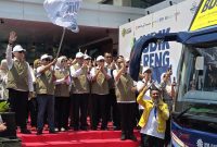 Menteri Energi dan Sumber Daya Mineral (ESDM), Bahlil Lahadalia (mengangkat bendera start) bersama jajaran Kementerian ESDM dan Badan Usaha Milik Negara (BUMN) sektor energi melepas keberangkatan seluruh peserta Mudik Bareng Sektor ESDM 2026 di Kantor Kementerian ESDM, Jakarta, Selasa (17/3). Total 30 bus dengan 1.496 pemudik diberangkatkan ke 20 rute tujuan ke berbagai daerah di Indonesia pada program mudik gratis kali ini.