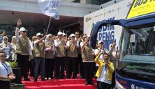 Menteri Energi dan Sumber Daya Mineral (ESDM), Bahlil Lahadalia (mengangkat bendera start) bersama jajaran Kementerian ESDM dan Badan Usaha Milik Negara (BUMN) sektor energi melepas keberangkatan seluruh peserta Mudik Bareng Sektor ESDM 2026 di Kantor Kementerian ESDM, Jakarta, Selasa (17/3). Total 30 bus dengan 1.496 pemudik diberangkatkan ke 20 rute tujuan ke berbagai daerah di Indonesia pada program mudik gratis kali ini.