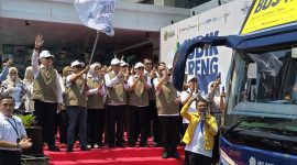Menteri Energi dan Sumber Daya Mineral (ESDM), Bahlil Lahadalia (mengangkat bendera start) bersama jajaran Kementerian ESDM dan Badan Usaha Milik Negara (BUMN) sektor energi melepas keberangkatan seluruh peserta Mudik Bareng Sektor ESDM 2026 di Kantor Kementerian ESDM, Jakarta, Selasa (17/3). Total 30 bus dengan 1.496 pemudik diberangkatkan ke 20 rute tujuan ke berbagai daerah di Indonesia pada program mudik gratis kali ini.