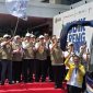 Menteri Energi dan Sumber Daya Mineral (ESDM), Bahlil Lahadalia (mengangkat bendera start) bersama jajaran Kementerian ESDM dan Badan Usaha Milik Negara (BUMN) sektor energi melepas keberangkatan seluruh peserta Mudik Bareng Sektor ESDM 2026 di Kantor Kementerian ESDM, Jakarta, Selasa (17/3). Total 30 bus dengan 1.496 pemudik diberangkatkan ke 20 rute tujuan ke berbagai daerah di Indonesia pada program mudik gratis kali ini.