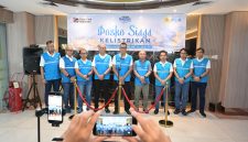 Direktur Utama PLN, Darmawan Prasodjo (tengah) didampingi oleh Direktur Manajemen Pembangkit PLN, Rizal Calvary Marimbo (keempat dari kanan), Direktur Transmisi dan Perencanaan Sistem PLN, Edwin Nugraha Putra (keempat dari kiri), EVP Operasi dan Pengendalian Pembangkit IPP PLN, Dony Ocniza (kiri), EVP Operasi Sistem Ketenagalistrikan PLN, Jarot Setyawan (kedua dari kanan), EVP Operasi dan Pengendalian Pembangkit PLN Group, Daniel Eliawardhana (kanan), GM PLN UIP Jawa Bagian Barat, Yasir (kedua dari kiri), GM PLN UIT Jawa Bagian Barat, Himmel Sihombing (ketiga dari kiri) dan GM PLN UIP2B Jamali, Munawwar Furqan (ketiga dari kanan) dalam kesempatannya bersama media di sela agenda Apel Siaga Kelistrikan Nasional di Kantor PLN UIP2B Jamali, Depok pada Kamis (19/3).