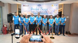 Direktur Utama PLN, Darmawan Prasodjo (tengah) didampingi oleh Direktur Manajemen Pembangkit PLN, Rizal Calvary Marimbo (keempat dari kanan), Direktur Transmisi dan Perencanaan Sistem PLN, Edwin Nugraha Putra (keempat dari kiri), EVP Operasi dan Pengendalian Pembangkit IPP PLN, Dony Ocniza (kiri), EVP Operasi Sistem Ketenagalistrikan PLN, Jarot Setyawan (kedua dari kanan), EVP Operasi dan Pengendalian Pembangkit PLN Group, Daniel Eliawardhana (kanan), GM PLN UIP Jawa Bagian Barat, Yasir (kedua dari kiri), GM PLN UIT Jawa Bagian Barat, Himmel Sihombing (ketiga dari kiri) dan GM PLN UIP2B Jamali, Munawwar Furqan (ketiga dari kanan) dalam kesempatannya bersama media di sela agenda Apel Siaga Kelistrikan Nasional di Kantor PLN UIP2B Jamali, Depok pada Kamis (19/3).