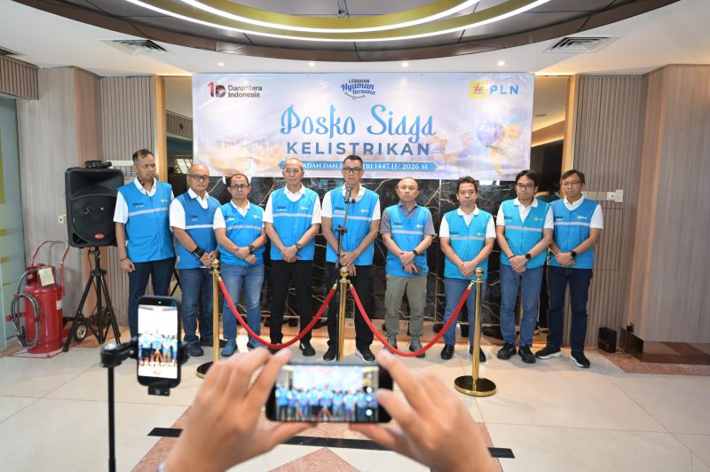 Direktur Utama PLN, Darmawan Prasodjo (tengah) didampingi oleh Direktur Manajemen Pembangkit PLN, Rizal Calvary Marimbo (keempat dari kanan), Direktur Transmisi dan Perencanaan Sistem PLN, Edwin Nugraha Putra (keempat dari kiri), EVP Operasi dan Pengendalian Pembangkit IPP PLN, Dony Ocniza (kiri), EVP Operasi Sistem Ketenagalistrikan PLN, Jarot Setyawan (kedua dari kanan), EVP Operasi dan Pengendalian Pembangkit PLN Group, Daniel Eliawardhana (kanan), GM PLN UIP Jawa Bagian Barat, Yasir (kedua dari kiri), GM PLN UIT Jawa Bagian Barat, Himmel Sihombing (ketiga dari kiri) dan GM PLN UIP2B Jamali, Munawwar Furqan (ketiga dari kanan) dalam kesempatannya bersama media di sela agenda Apel Siaga Kelistrikan Nasional di Kantor PLN UIP2B Jamali, Depok pada Kamis (19/3).