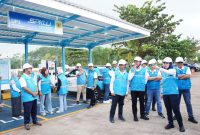 Direktur Distribusi PLN, Arsyadany G. Akmalaputri (kedua dari kanan) saat melakukan peninjauan kesiapan SPKLU di Rest Area 343 Batang, Jawa Tengah pada Senin (16/3).