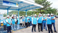 Direktur Distribusi PLN, Arsyadany G. Akmalaputri (kedua dari kanan) saat melakukan peninjauan kesiapan SPKLU di Rest Area 343 Batang, Jawa Tengah pada Senin (16/3).