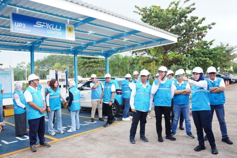 Direktur Distribusi PLN, Arsyadany G. Akmalaputri (kedua dari kanan) saat melakukan peninjauan kesiapan SPKLU di Rest Area 343 Batang, Jawa Tengah pada Senin (16/3).