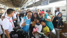 Direktur Legal dan Manajemen Human Capital PLN, Yusuf Didi Setiarto saat melakukan swafoto bersama salah satu keluarga yang menjadi peserta Mudik Gratis BUMN sebelum diberangkatkan dari Stasiun Pasar Senen, Jakarta pada Selasa (17/3).