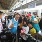 Direktur Legal dan Manajemen Human Capital PLN, Yusuf Didi Setiarto saat melakukan swafoto bersama salah satu keluarga yang menjadi peserta Mudik Gratis BUMN sebelum diberangkatkan dari Stasiun Pasar Senen, Jakarta pada Selasa (17/3).