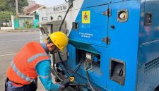 Petugas PLN saat melakukan pengecekan genset di Masjid Agung Al A’raaf, Rangkasbitung, Lebak, Banten. Langkah ini menjadi bagian dari pengamanan berlapis untuk mendukung kelancaran pelaksanaan Salat Idulfitri 1447 H.