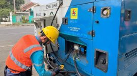 Petugas PLN saat melakukan pengecekan genset di Masjid Agung Al A’raaf, Rangkasbitung, Lebak, Banten. Langkah ini menjadi bagian dari pengamanan berlapis untuk mendukung kelancaran pelaksanaan Salat Idulfitri 1447 H.