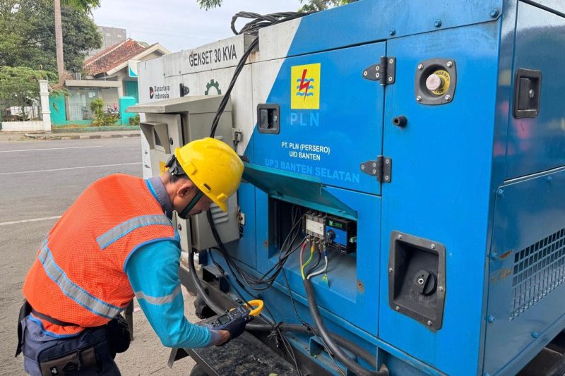 Petugas PLN saat melakukan pengecekan genset di Masjid Agung Al A’raaf, Rangkasbitung, Lebak, Banten. Langkah ini menjadi bagian dari pengamanan berlapis untuk mendukung kelancaran pelaksanaan Salat Idulfitri 1447 H.