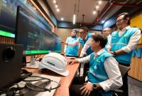 Direktur Utama PLN, Darmawan Prasodjo (kedua dari kiri) bersama Direktur Distribusi PLN, Arsyadany G. Akmalaputri (kiri), EVP Operasi Distribusi Jawa, Madura, dan Bali PLN, Agus Kuswardono (kedua dari kanan), General Manager PLN UID Jakarta Raya, Moch. Andy Adchaminoerdin (kanan), serta Team Leader Keandalan Istana PLN UP3 Menteng, Riki Waberta (duduk) saat melakukan pemantauan langsung sistem kelistrikan Istana Kepresidenan Jakarta.