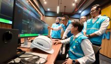 Direktur Utama PLN, Darmawan Prasodjo (kedua dari kiri) bersama Direktur Distribusi PLN, Arsyadany G. Akmalaputri (kiri), EVP Operasi Distribusi Jawa, Madura, dan Bali PLN, Agus Kuswardono (kedua dari kanan), General Manager PLN UID Jakarta Raya, Moch. Andy Adchaminoerdin (kanan), serta Team Leader Keandalan Istana PLN UP3 Menteng, Riki Waberta (duduk) saat melakukan pemantauan langsung sistem kelistrikan Istana Kepresidenan Jakarta.