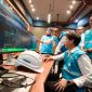 Direktur Utama PLN, Darmawan Prasodjo (kedua dari kiri) bersama Direktur Distribusi PLN, Arsyadany G. Akmalaputri (kiri), EVP Operasi Distribusi Jawa, Madura, dan Bali PLN, Agus Kuswardono (kedua dari kanan), General Manager PLN UID Jakarta Raya, Moch. Andy Adchaminoerdin (kanan), serta Team Leader Keandalan Istana PLN UP3 Menteng, Riki Waberta (duduk) saat melakukan pemantauan langsung sistem kelistrikan Istana Kepresidenan Jakarta.