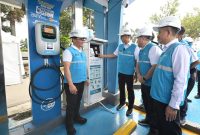 Direktur Utama PLN, Darmawan Prasodjo (kedua dari kiri) didampingi Direktur Retail dan Niaga PLN, Adi Priyanto (kiri), Executive Vice President Penjualan dan Pelayanan Pelanggan Retail PLN, Joni (kedua dari kanan) dan General Manager PLN Unit Induk Distribusi Banten, Muhammad Joharifin (kanan) ketika mengecek langsung kesiapan layanan EV-TAP di SPKLU Rest Area KM 43 Tol Jakarta-Merak pada Senin (16/3).