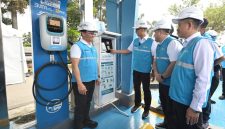 Direktur Utama PLN, Darmawan Prasodjo (kedua dari kiri) didampingi Direktur Retail dan Niaga PLN, Adi Priyanto (kiri), Executive Vice President Penjualan dan Pelayanan Pelanggan Retail PLN, Joni (kedua dari kanan) dan General Manager PLN Unit Induk Distribusi Banten, Muhammad Joharifin (kanan) ketika mengecek langsung kesiapan layanan EV-TAP di SPKLU Rest Area KM 43 Tol Jakarta-Merak pada Senin (16/3).