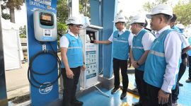 Direktur Utama PLN, Darmawan Prasodjo (kedua dari kiri) didampingi Direktur Retail dan Niaga PLN, Adi Priyanto (kiri), Executive Vice President Penjualan dan Pelayanan Pelanggan Retail PLN, Joni (kedua dari kanan) dan General Manager PLN Unit Induk Distribusi Banten, Muhammad Joharifin (kanan) ketika mengecek langsung kesiapan layanan EV-TAP di SPKLU Rest Area KM 43 Tol Jakarta-Merak pada Senin (16/3).