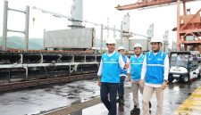 Direktur Utama PLN Nusantara Power Ruly Firmansyah (kiri), Senior Manager Unit Pembangkitan Pacitan Munif (kanan), Sekretaris Perusahaan PLN NP Hamidi Hamid (tengah) saat meninjau kesiapan UP Pacitan dalam rangka Ramadan dan Idulfitri (RAFI) 1447 H. PLN Nusantara Power memasok 14.1 GW atau total 42% dari beban puncak nasional sebesar 35 GW.