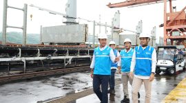 Direktur Utama PLN Nusantara Power Ruly Firmansyah (kiri), Senior Manager Unit Pembangkitan Pacitan Munif (kanan), Sekretaris Perusahaan PLN NP Hamidi Hamid (tengah) saat meninjau kesiapan UP Pacitan dalam rangka Ramadan dan Idulfitri  (RAFI) 1447 H. PLN Nusantara Power memasok 14.1 GW atau total 42% dari beban puncak nasional sebesar 35 GW.