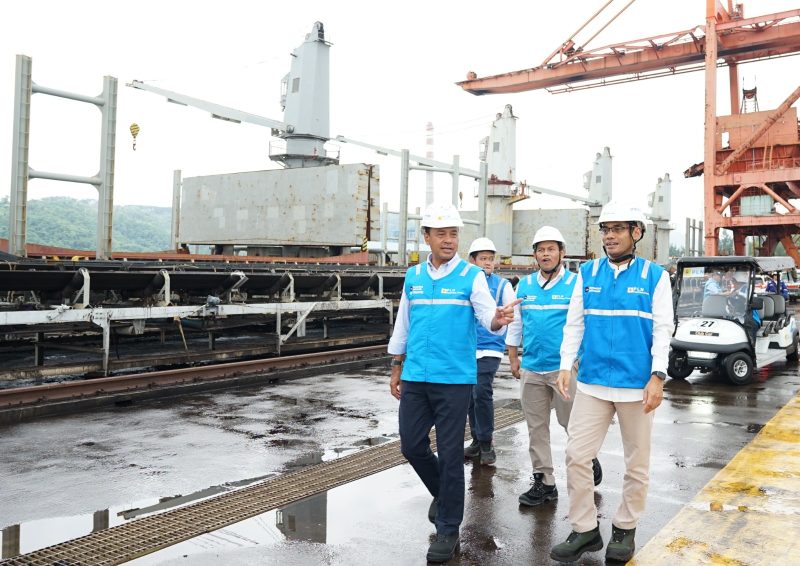 Direktur Utama PLN Nusantara Power Ruly Firmansyah (kiri), Senior Manager Unit Pembangkitan Pacitan Munif (kanan), Sekretaris Perusahaan PLN NP Hamidi Hamid (tengah) saat meninjau kesiapan UP Pacitan dalam rangka Ramadan dan Idulfitri  (RAFI) 1447 H. PLN Nusantara Power memasok 14.1 GW atau total 42% dari beban puncak nasional sebesar 35 GW.