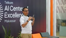Direktur IT Digital Telkom Faizal Rochmad Djoemadi memberikan sambutan dalam agenda kunjungan kerja ke AI Center Makassar beberapa waktu lalu.