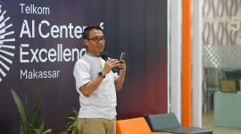 Direktur IT Digital Telkom Faizal Rochmad Djoemadi memberikan sambutan dalam agenda kunjungan kerja ke AI Center Makassar beberapa waktu lalu.