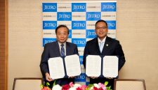 Direktur Utama PT Pertamina (Persero), Simon Aloysius Mantiri dengan President & CEO INPEX Corporation Takayuki Ueda, menandatangani MoU Proyek LNG Abadi di Blok Masela. Penandatanganan dilakukan di Tokyo, 30 Maret 2026 waktu setempat.