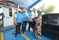 Direktur Utama PLN, Darmawan Prasodjo (kedua dari kanan) didampingi Direktur Retail & Niaga PLN, Adi Priyanto (kiri) dan General Manager PLN UID Banten, Muhammad Joharifin (kedua dari kiri) ketika membantu pengisian daya kendaraan listrik milik salah seorang pemudik di SPKLU Rest Area KM 43 Tol  Jakarta-Merak pada Senin (16/3).