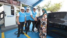 Direktur Utama PLN, Darmawan Prasodjo (kedua dari kanan) didampingi Direktur Retail & Niaga PLN, Adi Priyanto (kiri) dan General Manager PLN UID Banten, Muhammad Joharifin (kedua dari kiri) ketika membantu pengisian daya kendaraan listrik milik salah seorang pemudik di SPKLU Rest Area KM 43 Tol  Jakarta-Merak pada Senin (16/3).