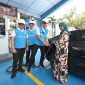 Direktur Utama PLN, Darmawan Prasodjo (kedua dari kanan) didampingi Direktur Retail & Niaga PLN, Adi Priyanto (kiri) dan General Manager PLN UID Banten, Muhammad Joharifin (kedua dari kiri) ketika membantu pengisian daya kendaraan listrik milik salah seorang pemudik di SPKLU Rest Area KM 43 Tol  Jakarta-Merak pada Senin (16/3).