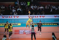 Pemain Electric PLN Mobile Kara Bajema melakukan smash keras saat menghadapi Pertamina Enduro pada final four putaran pertama Proliga 2026 di Jawa Pos Arena, Surabaya, Kamis (2/4).