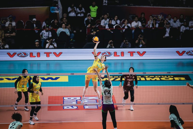 Pemain Electric PLN Mobile Kara Bajema melakukan smash keras saat menghadapi Pertamina Enduro pada final four putaran pertama Proliga 2026 di Jawa Pos Arena, Surabaya, Kamis (2/4).