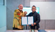 Direktur Utama PT Kalimantan Powerindo Rudy Gunawan (Kiri) dan Direktur Biomassa PT PLN Energi Primer Indonesia Hokkop Situngkir  (Kanan) melakukan penandatanganan  nota kesepahaman (MoU)  untuk pengembangan dan pengelolaan bioenergi  yang dilaksanakan pada Kamis (2/4) di Jakarta.