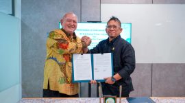 Direktur Utama PT Kalimantan Powerindo Rudy Gunawan (Kiri) dan Direktur Biomassa PT PLN Energi Primer Indonesia Hokkop Situngkir  (Kanan) melakukan penandatanganan  nota kesepahaman (MoU)  untuk pengembangan dan pengelolaan bioenergi  yang dilaksanakan pada Kamis (2/4) di Jakarta.