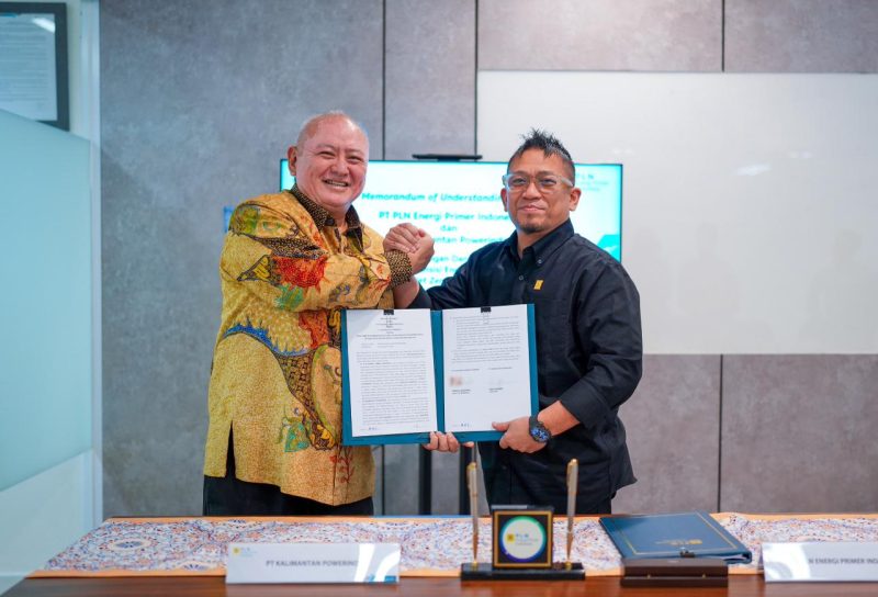 Direktur Utama PT Kalimantan Powerindo Rudy Gunawan (Kiri) dan Direktur Biomassa PT PLN Energi Primer Indonesia Hokkop Situngkir  (Kanan) melakukan penandatanganan  nota kesepahaman (MoU)  untuk pengembangan dan pengelolaan bioenergi  yang dilaksanakan pada Kamis (2/4) di Jakarta.