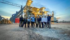 Direktur Biomassa PT PLN Energi Primer Indonesia, Hokkop Situngkir dan Tim saat melakukan kunjungan ke Pusat Listrik Bahan Bakar Synthetic Gas Hybrid Solar Cell milik Karimun Power Plant (KPP) beberapa waktu lalu.
