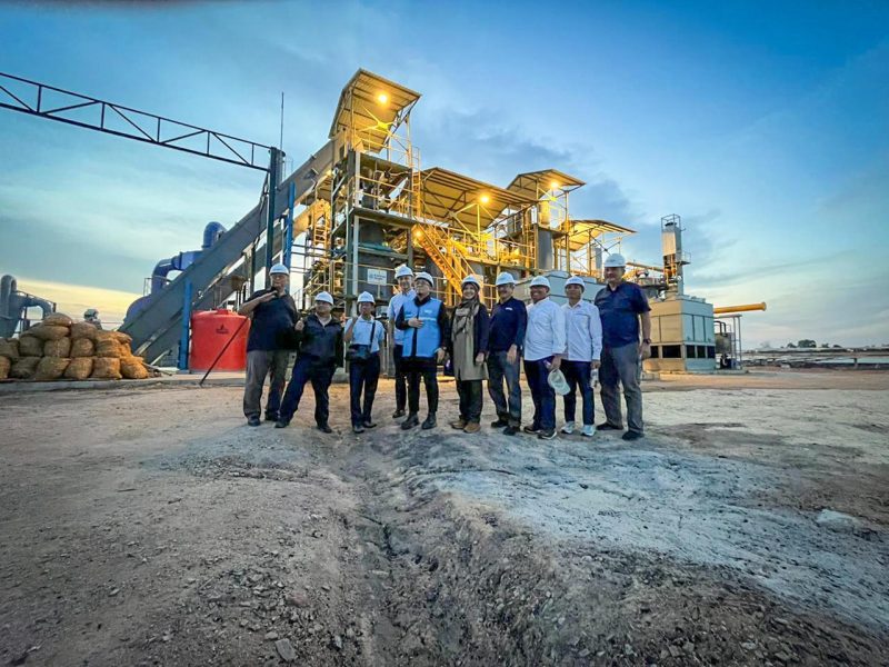 Direktur Biomassa PT PLN Energi Primer Indonesia, Hokkop Situngkir dan Tim saat melakukan kunjungan ke Pusat Listrik Bahan Bakar Synthetic Gas Hybrid Solar Cell milik Karimun Power Plant (KPP) beberapa waktu lalu.