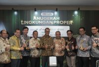 Direktur Utama PLN NP Power Ruly Firmansyah (tengah) bersama jajaran Direksi PLN NP dan Sekper PLN NP berfoto bersama para Senior Manager Unit Pembangkitan PLN NP peraih PROPER Emas.